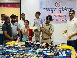 रायपुर पुलिस ने 450 गुम हुए मोबाइल फोन ढूंढकर उनके स्वामियों को वापस किए….