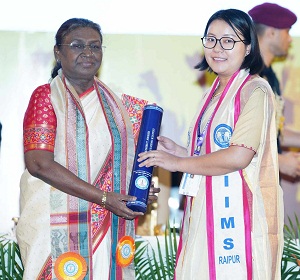 चिकित्सक हमेशा मानवीय मूल्यों के साथ कार्य करें: राष्ट्रपति