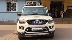 प्रिंसिपल की इस हरकत से शर्मशार हुईं 10वीं की छात्राएं… उतरवा दिए टी-शर्ट… बिना शर्ट के ही भेज दिया घर… मच गया बवाल…