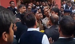 अपराधी की हरकत से कोर्ट में हंगामा, वकीलों का विरोध प्रदर्शन