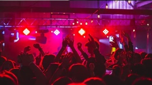 पब में न्यू ईयर की पार्टी करने गईं 3 लड़कियों से छेड़छाड़… मालिक ने बाथरूम में घसीटा…विरोध किया तो मारपीट भी की…