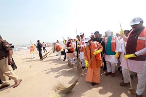 महाकुंभ के समापन पर प्रयागराज पहुंचे सीएम योगी… अरैल घाट पर लगाई झाड़ू…