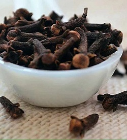 रात में 2 लौंग खाने से सेहत को मिलते हैं ये फायदे