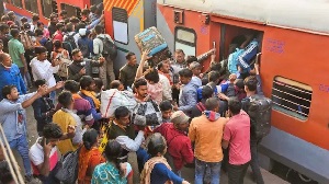 महाकुंभ में भीड़ ही भीड़… रेलवे स्टेशन हो या एयरपोर्ट हर जगह श्रद्धालुओं का रेला…