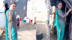 लड़की ने झोपड़े में बुलाया… अंदर ले जाकर जो नजारा दिखाया…वह देख फटी रह गई लोगों की आंखें…वीडियो वायरल…