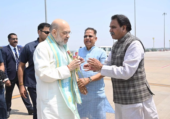 जगदलपुर पहुंचे अमित शाह, बस्तर पंडुम महोत्सव में होंगे शामिल