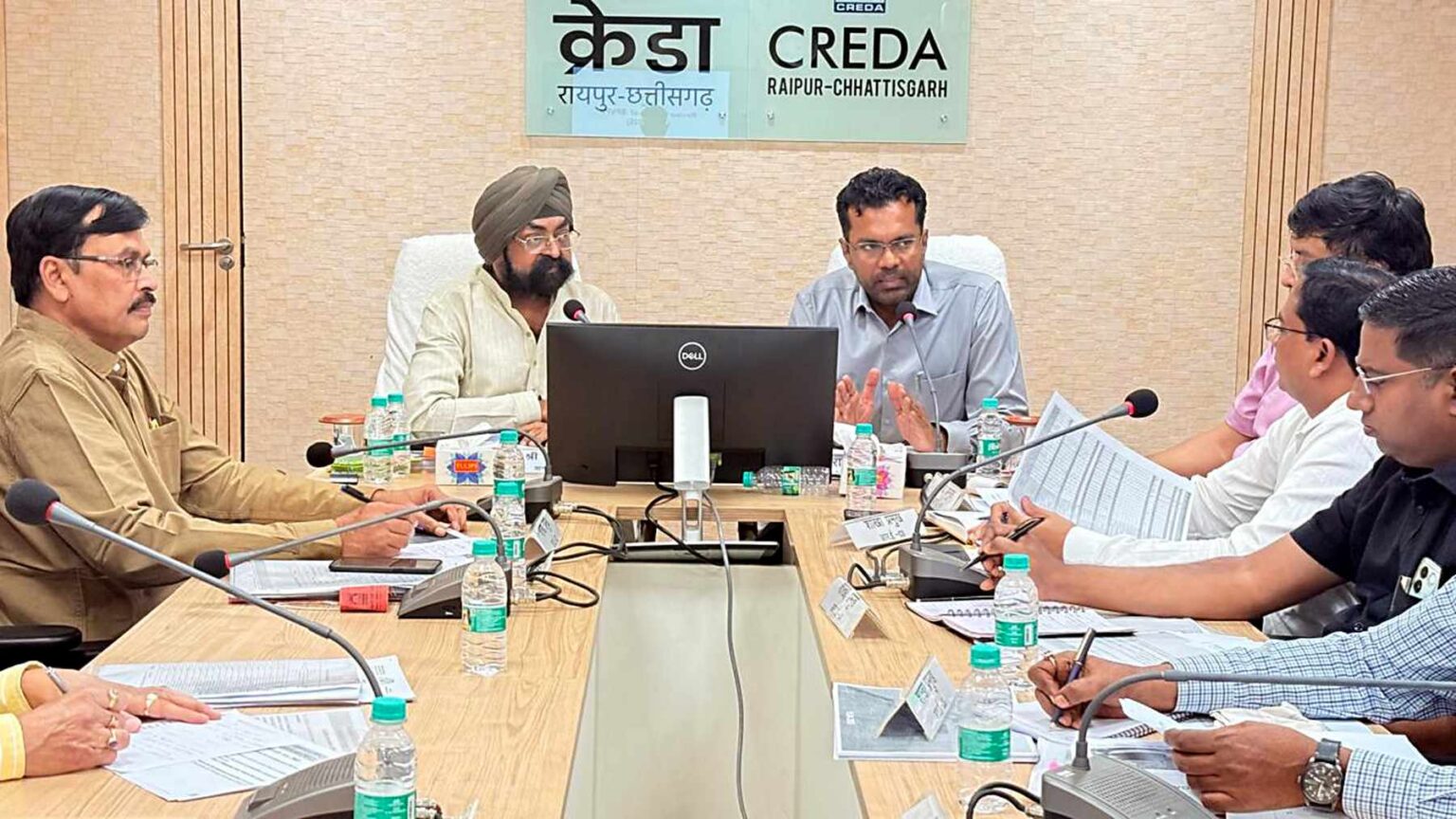 राज्य के यशस्वी मुख्यमंत्री विष्णुदेव साय के नेतृत्व में सौर ऊर्जा योजनाओं के सफल क्रियान्वयन हेतु अध्यक्ष, क्रेडा भूपेन्द्र सवन्नी एवं क्रेडा सीईओ ने ली क्रेडा मुख्यालय के अधिकारियों की समीक्षा बैठक