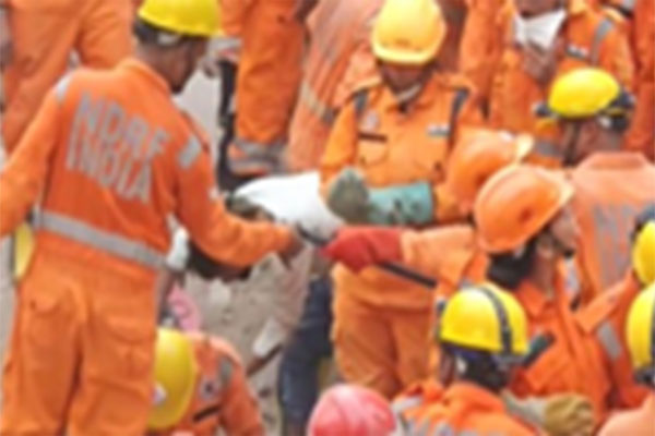 दिल्ली में इमारत गिरने से 4 की मौत, कई के फंसे होने की आशंका