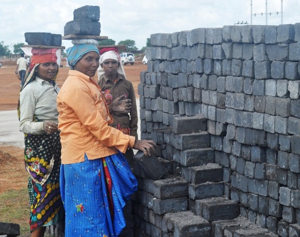 सुरक्षा और रोजगार की गारंटी के साथ बढ़ा महिला श्रमिकों का सम्मान