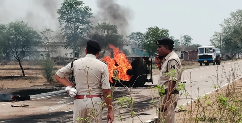 NH-30 पर डीजल टैंकर पलटा, आग लगने से ड्राइवर-हेल्पर झुलसे