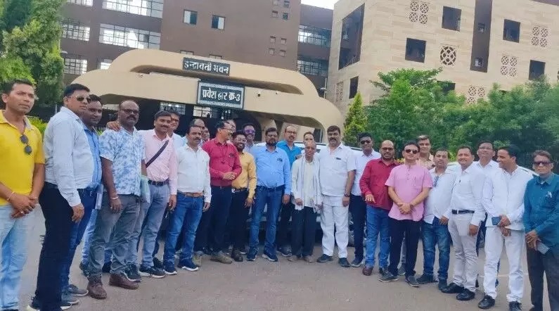 युक्तियुक्तकरण रद्द करने शिक्षक संगठनों ने खोला मोर्चा, मंत्रालय में सौंपा ज्ञापन