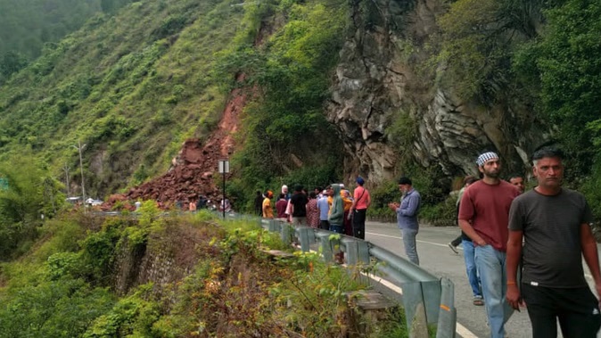 बदरीनाथ हाईवे पर गिरा मलबा, बाल-बाल बचे यात्री