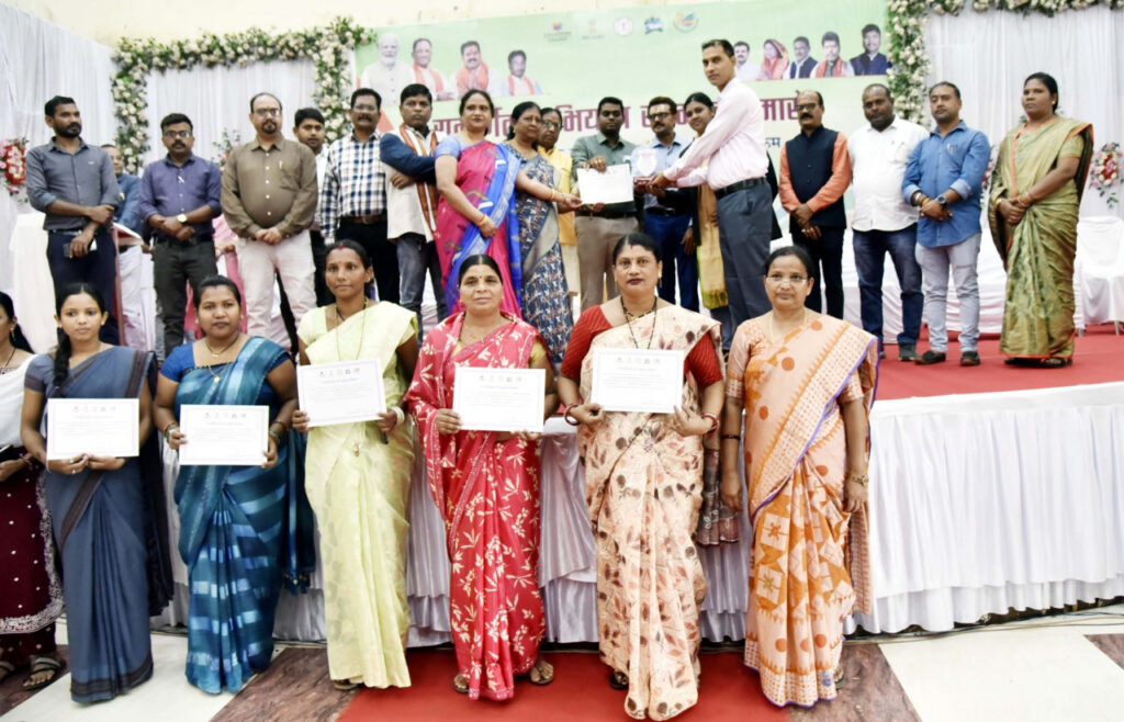 मुख्यमंत्री ने दी बधाई : बस्तर को आकांक्षी जिला श्रेणी में मिला राज्य स्तरीय गोल्ड मेडल तोकापाल विकासखंड को मिला कांस्य पदक