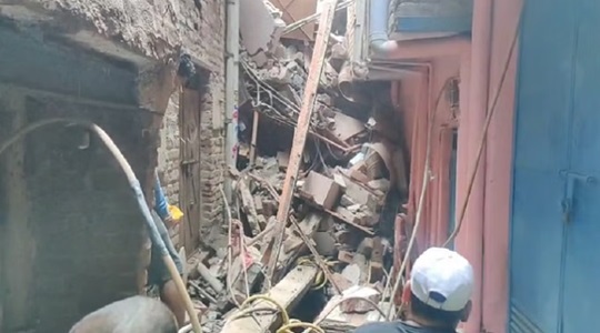 चार मंजिला इमारत ढही; 4 लोगों की मौत