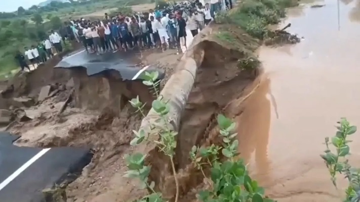 उद्घाटन से पहले ही बह गई नई बनी सड़क, 6 महीने पहले हुई थी तैयार