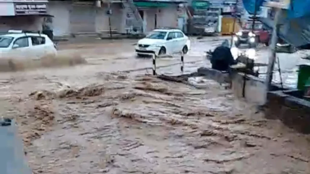 उत्तराखंड में पानी ही पानी, ऋषिकेश में बहती दिखीं सब्जियां तो देहरादून में नदी उफान पर