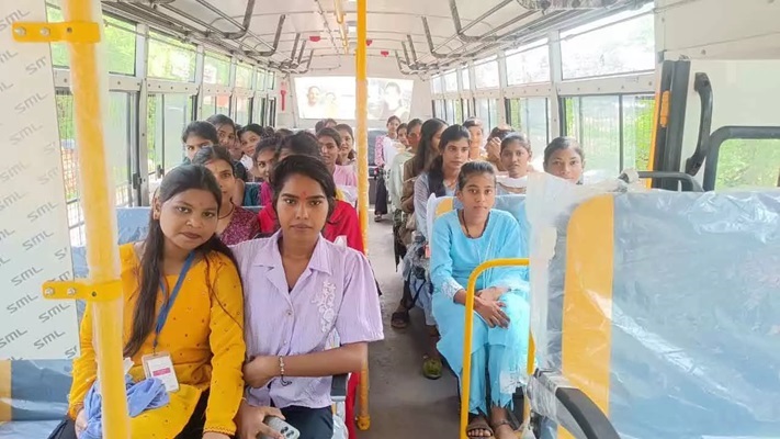 निःशुल्क बस सेवा शुरू, कॉलेज छात्रों ने खुशी जाहिर की