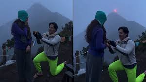 गर्लफ्रेंड को प्रपोज कर रहा था शख्स, तभी पीछे फटा ज्वालामुखी, नजारा देख आप भी कहेंगे- ये तो चमत्कार है…