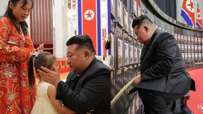 क्यों रोया नॉर्थ कोरिया का तानाशाह? तस्वीरों में देखिए जब घुटने पर बैठ गए किम जोंग, नम आंखों से लगाने लगे गले