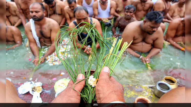 पितृपक्ष में आज प्रतिपदा का किया जाएगा श्राद्ध, जानें पितरों को कब और कैसे जल देने से मिलेगा आशीर्वाद