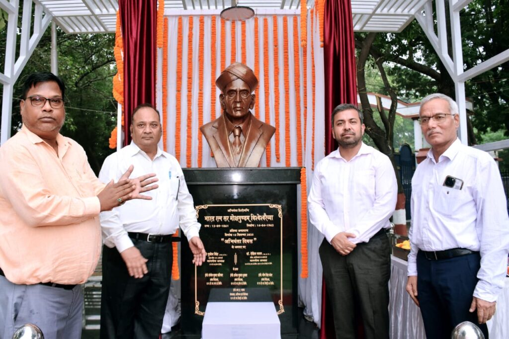 पाॅवर कंपनियों के मुख्यालय परिसर में डाॅ. विश्वेश्वरैया की प्रतिमा का अनावरणकिया डॉ. रोहित यादव ने