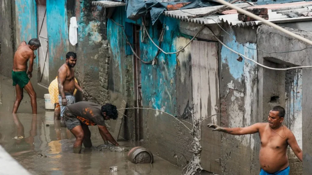 लौट गई यमुना, पीछे छोड़ गई जख्म… जरा हाल-ए-दिल्ली देखिए