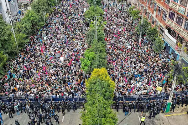 नेपाल में सोशल मीडिया बैन के बाद भड़की हिंसा, 25 की मौत