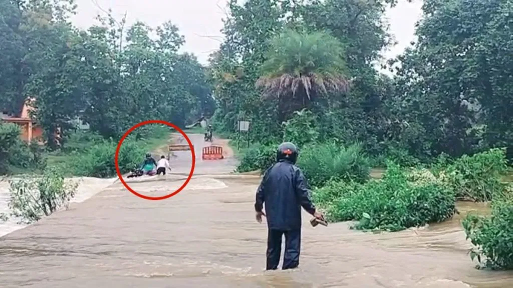 पुल पार करते समय नदी में बाइक समेत बहा युवक, लगातार बारिश से बढ़ा जलस्तर