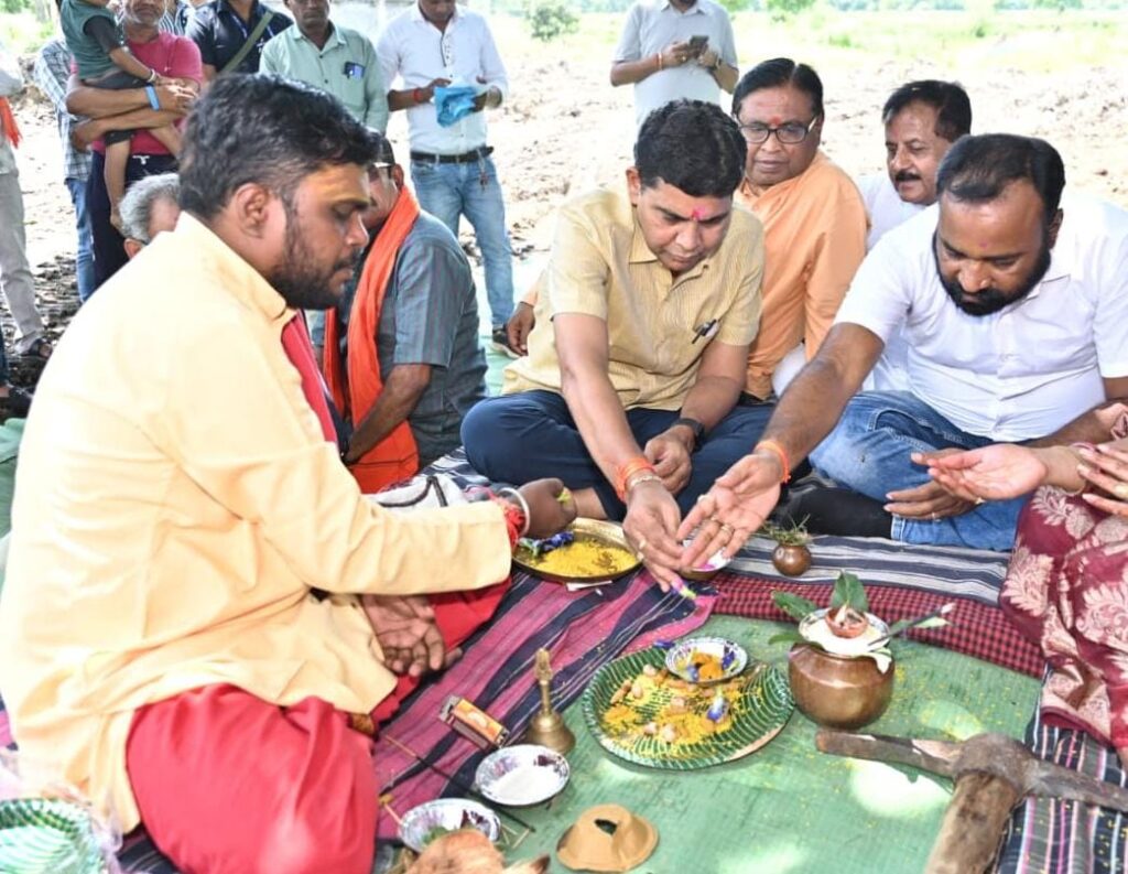 राजस्व मंत्री ने बलौदाबाजार में महतारी सदन निर्माण का भूमिपूजन किया