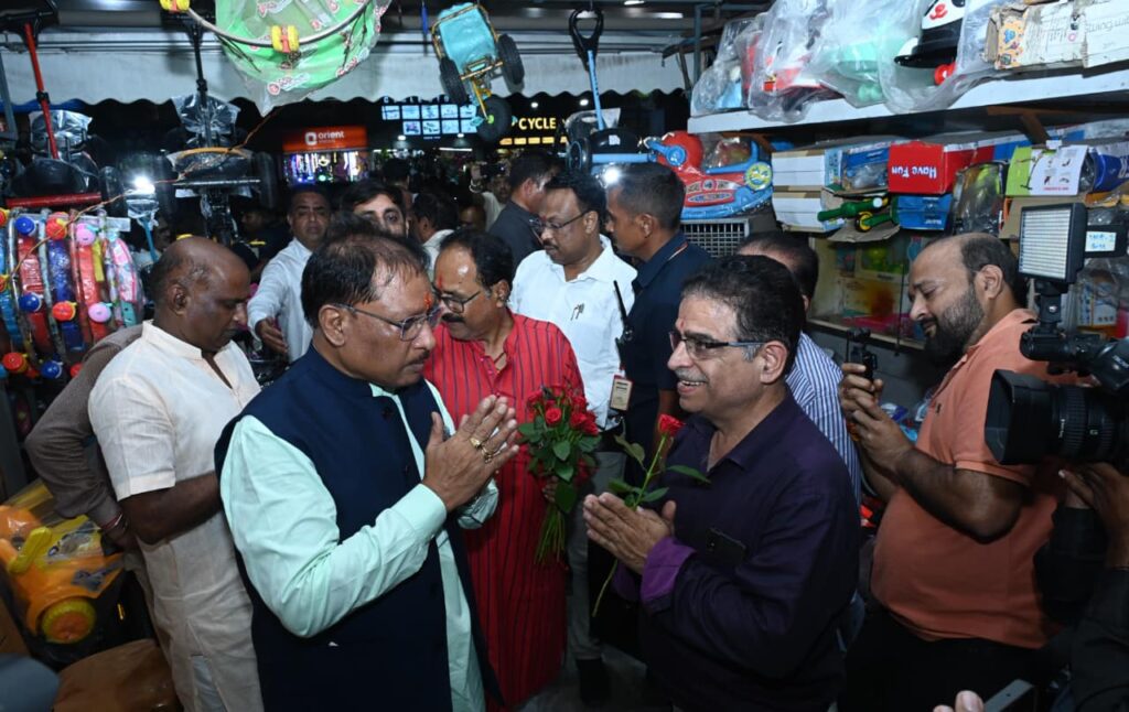 जीएसटी बचत उत्सव का जायजा लेने बाजार पहुंचे मुख्यमंत्री श्री साय