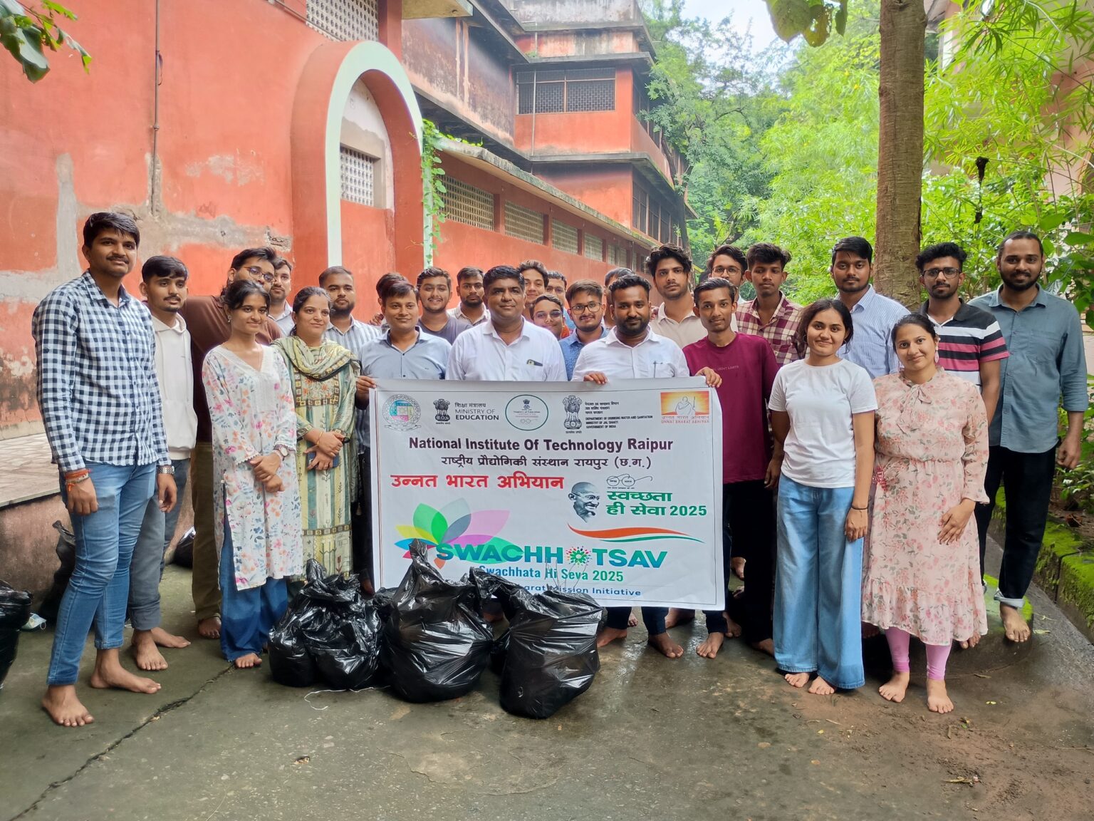 एनआईटी रायपुर ने चंपारण में चलाया स्वच्छता अभियान, स्वच्छता ही सेवा 2025 को दिया गति