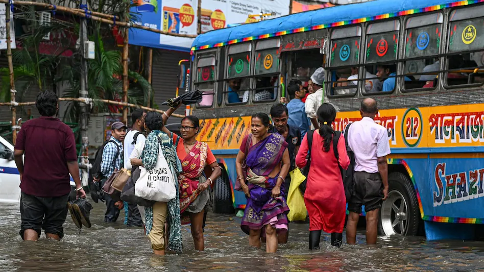कोलकाता में रिकॉर्ड तोड़ बारिश से हाहाकार, 10 की मौत,क्या यह बादल फटना था?