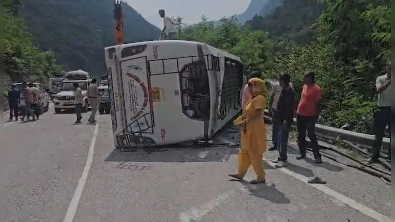 चंबा-ऋषिकेश नेशनल हाईवे पर पलटी बस, दो तीर्थयात्रियों की मौत
