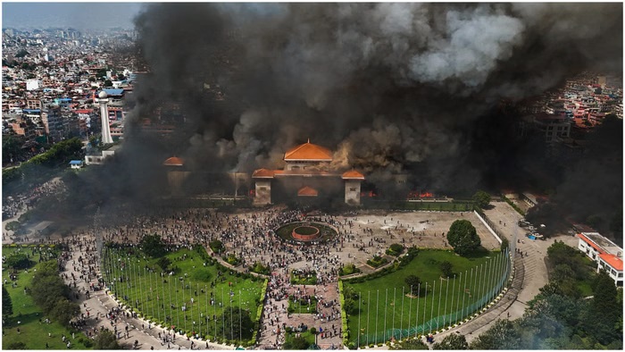 नेपाल में हालात बेकाबू: पीएम और कई मंत्रियों का इस्तीफा, संसद-सुप्रीम कोर्ट तक फूंके