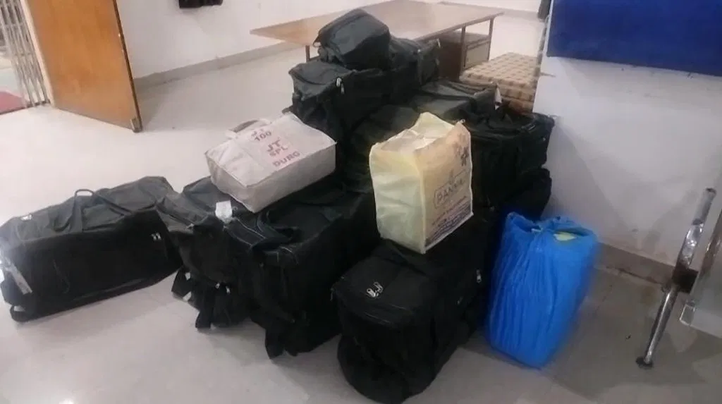 पुलिस ने पकड़ी 2.5 करोड़ की चांदी: कार में रखे दर्जनभर से ज्यादा बैग में थे जेवरात, नहीं मिले वैध दस्तावेज, 2 आरोपी गिरफ्तार