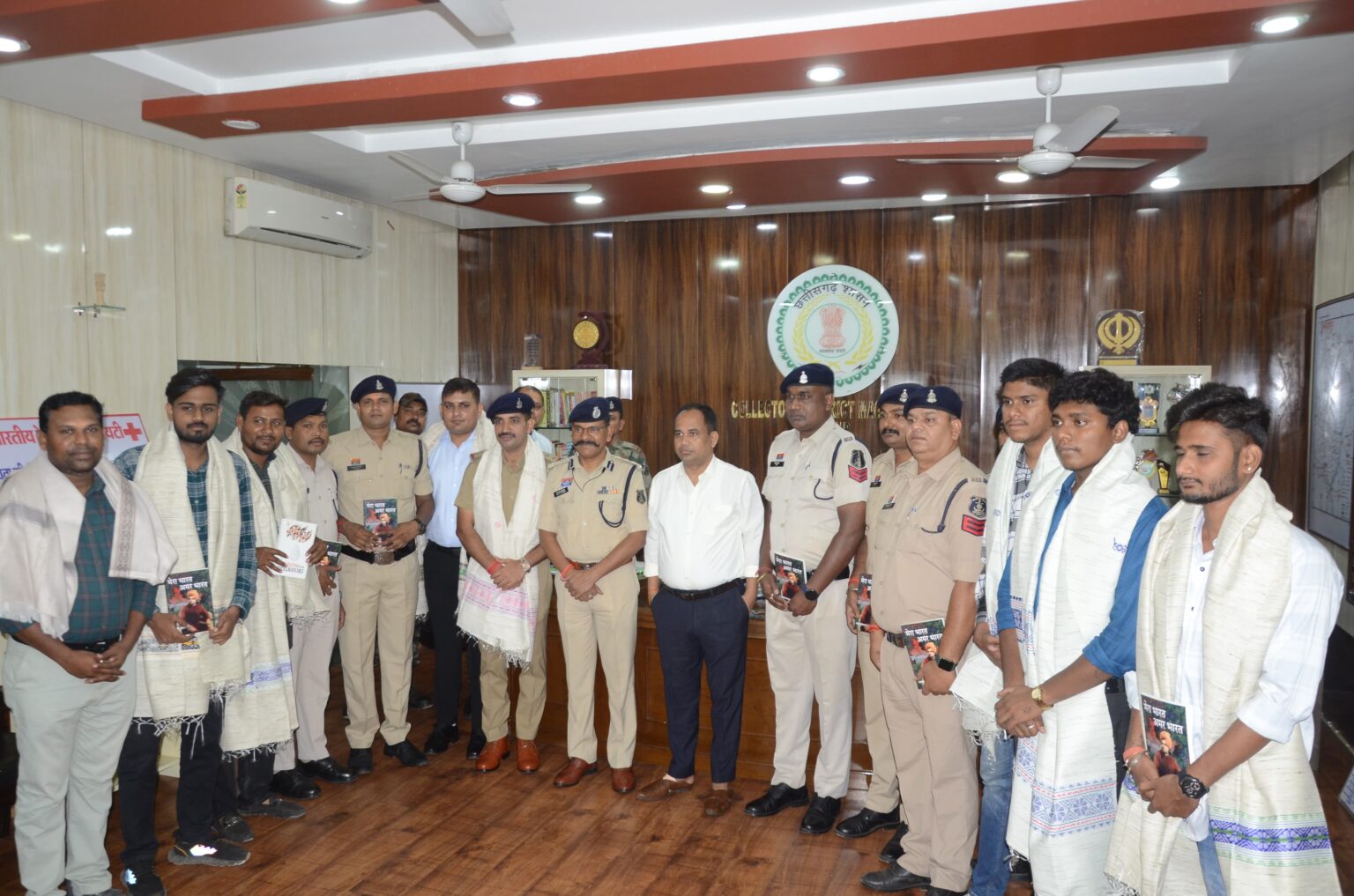 बेबीलॉन टावर में अग्नि दुर्घटना,रेसक्यू ऑपरेशन में शामिल जबाज युवाओं को कलेक्टर – एसएसपी ने किया सम्मानित