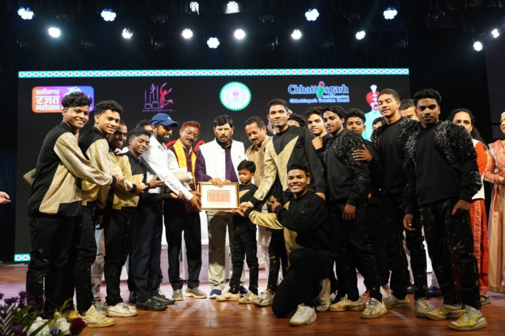 चक्रधर समारोह 2025: सुर-ताल और घुंघरू की सतरंगी छटा, मल्लखंभ दल रहा आकर्षण का केंद्र