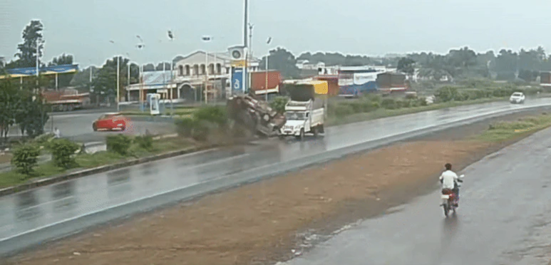 स्पीड इतनी की गेंद की तरह सड़क पर पलटने लगी पिकअप वैन, पुणे का ये वीडियो आपको हैरान कर देगा