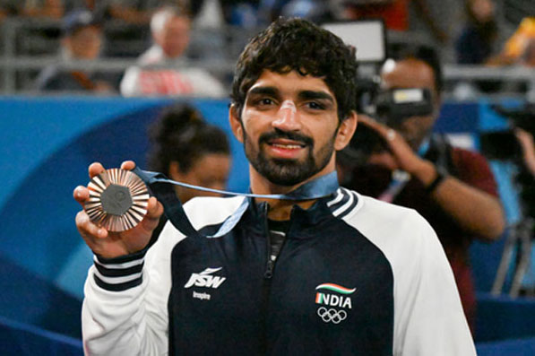 ओलंपिक पदक विजेता अमन सहरावत को भारतीय कुश्ती महासंघ ने किया निलंबित