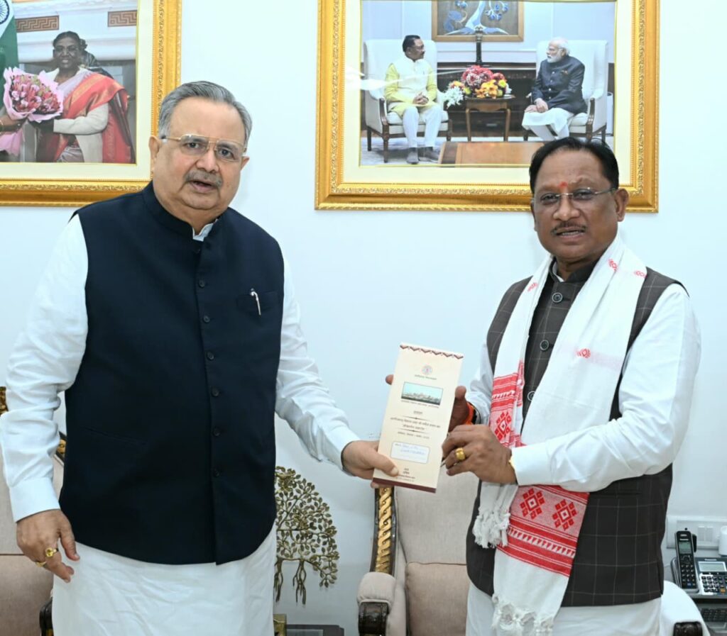 मुख्यमंत्री श्री विष्णु देव साय को विधानसभा अध्यक्ष डॉ. रमन सिंह ने नवीन विधानसभा भवन के लोकार्पण समारोह में शामिल होने का दिया आमंत्रण