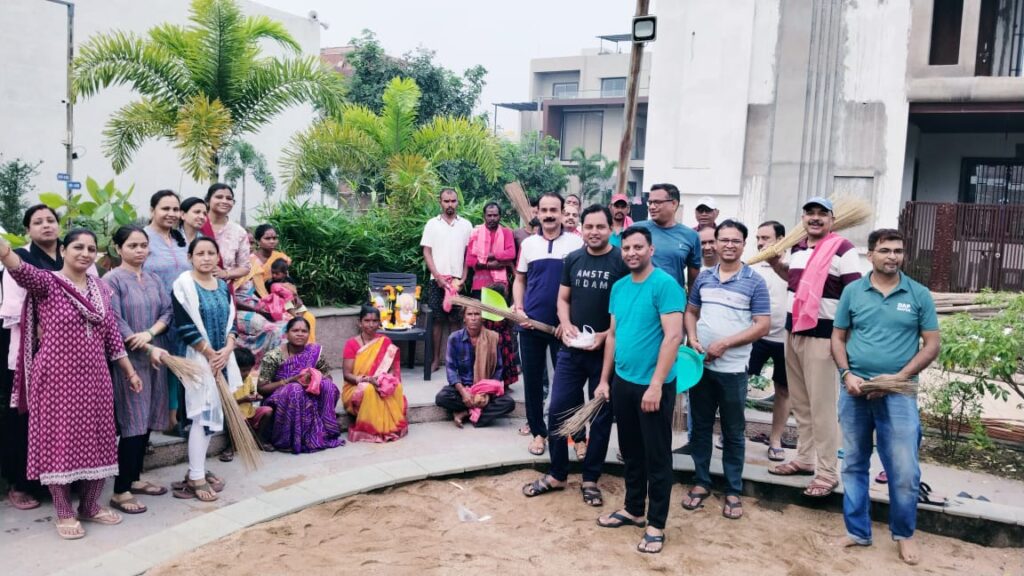 विनायक सिटी सोसाइटी ने चलाया स्वच्छता अभियान, प्लास्टिक के इस्तेमाल से बचने का दिया संदेश