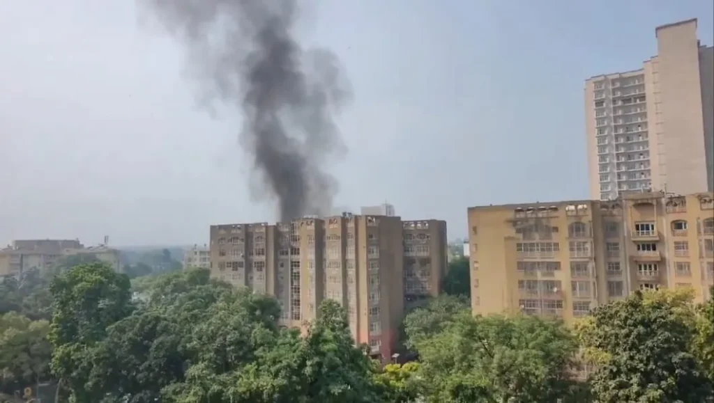 नई दिल्ली के ब्रह्मपुत्र अपार्टमेंट में लगी आग, कई राज्यसभा सांसदों का है आवास