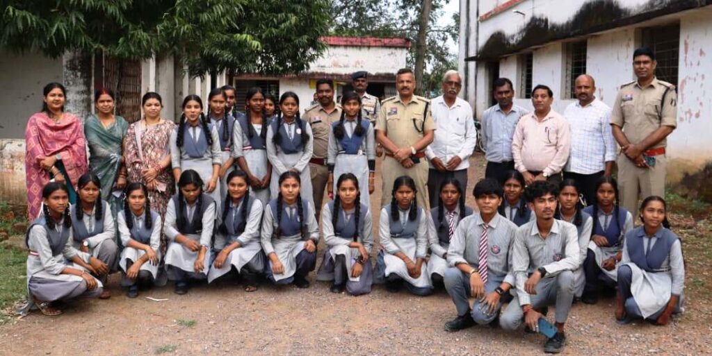 कबड्डी व रंगोली प्रतियोगिता में शामिल हुए कवर्धा एसपी, छात्रों का उत्साह बढ़ाया