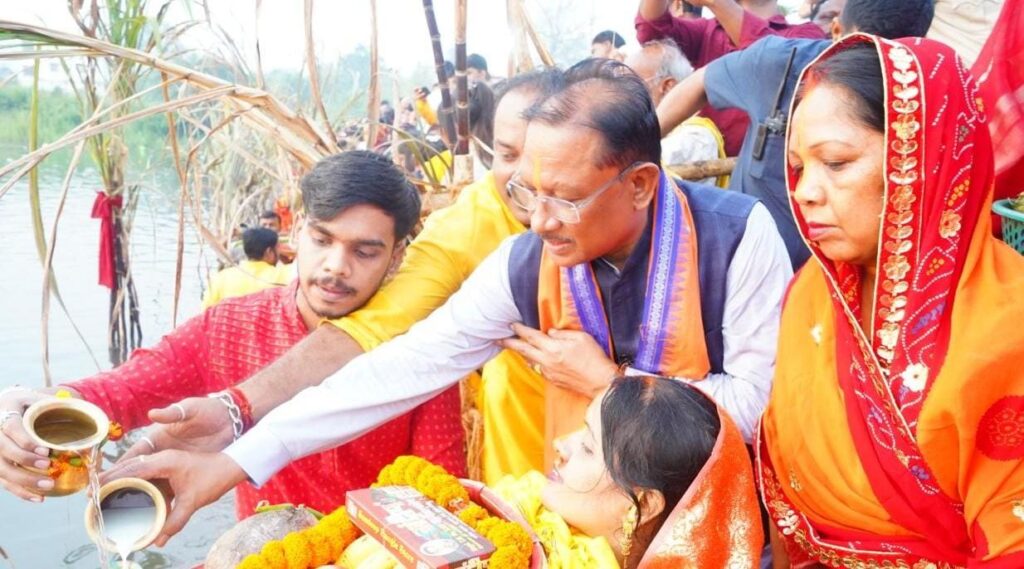 मुख्यमंत्री श्री साय ने कुनकुरी छठ घाट में सूर्य को दिया अर्घ्य:प्रदेश के सुख, समृद्धि और खुशहाली की कामना की