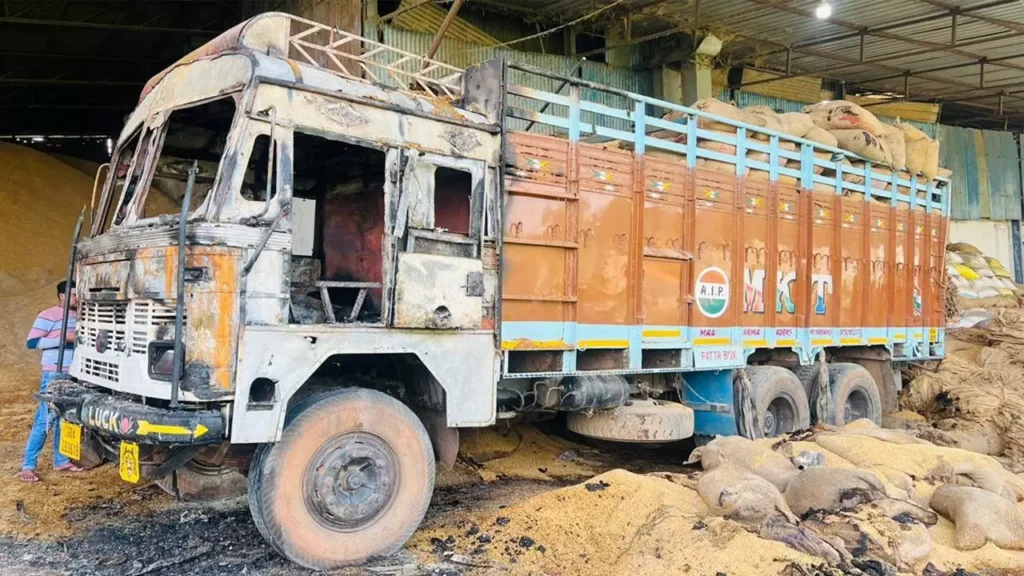 राइस मिल में खड़ी ट्रक में लगी आग : लगभग 200 कट्टा धान हुआ खाक
