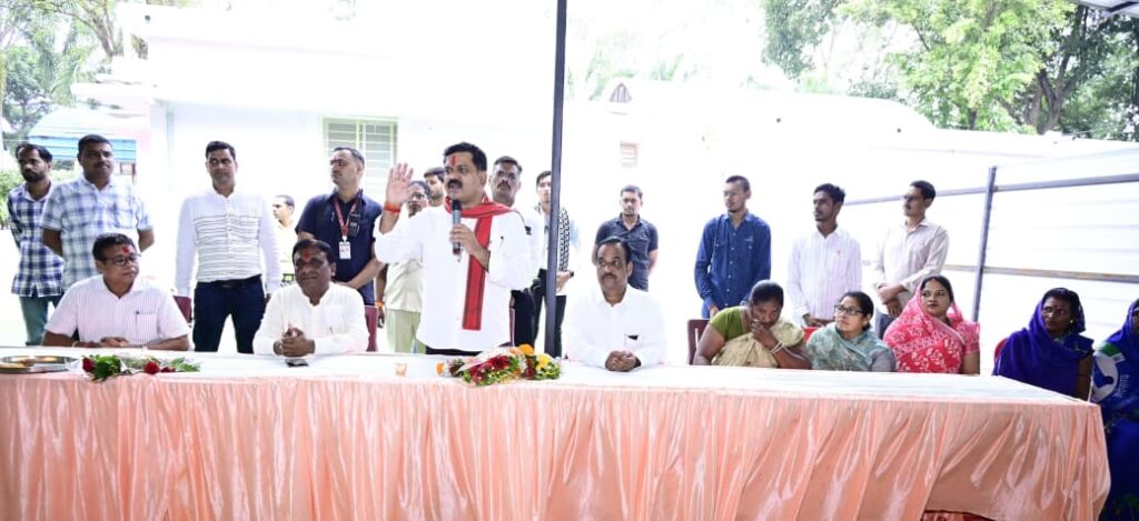 *प्रदेश में पहली बार दीपावली पर उपमुख्यमंत्री श्री विजय शर्मा ने किया स्वच्छता दीदियों व कमांडो के साथ जलपान एवं स्नेहिल सम्मान