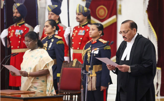 मुख्य न्यायाधीश जस्टिस सूर्यकांत को ,राष्ट्रपति द्रौपदी मुर्मू ने दिलाई शपथ