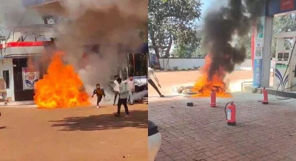पेट्रोल पंप पर अचानक मोटरसाइकिल में आग लगने से अफरा-तफरी