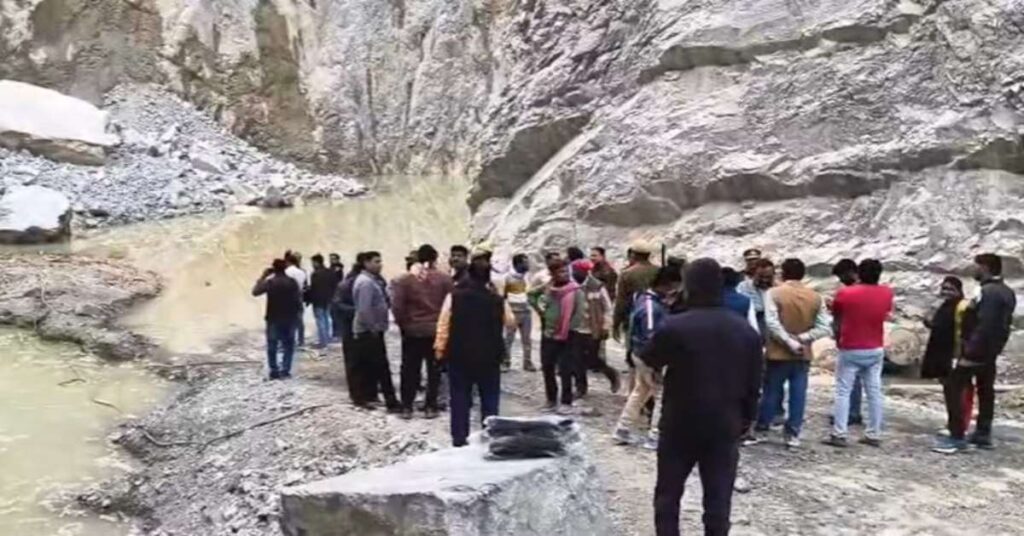 सोनभद्र के कृष्णा माइनिंग वर्क्स खदान में हादसा, पत्थर ढहने से 15 मजदूरों के दबे होने की आशंका, रेस्क्यू जारी