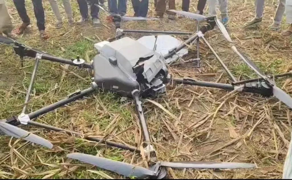 हापुड़ के एक गांव में एक विशालकाय ड्रोन मिलने से वहां हड़कंप मच गया. पुलिस ने ड्रोन को कब्जे में लेकर शुरू की जांच
